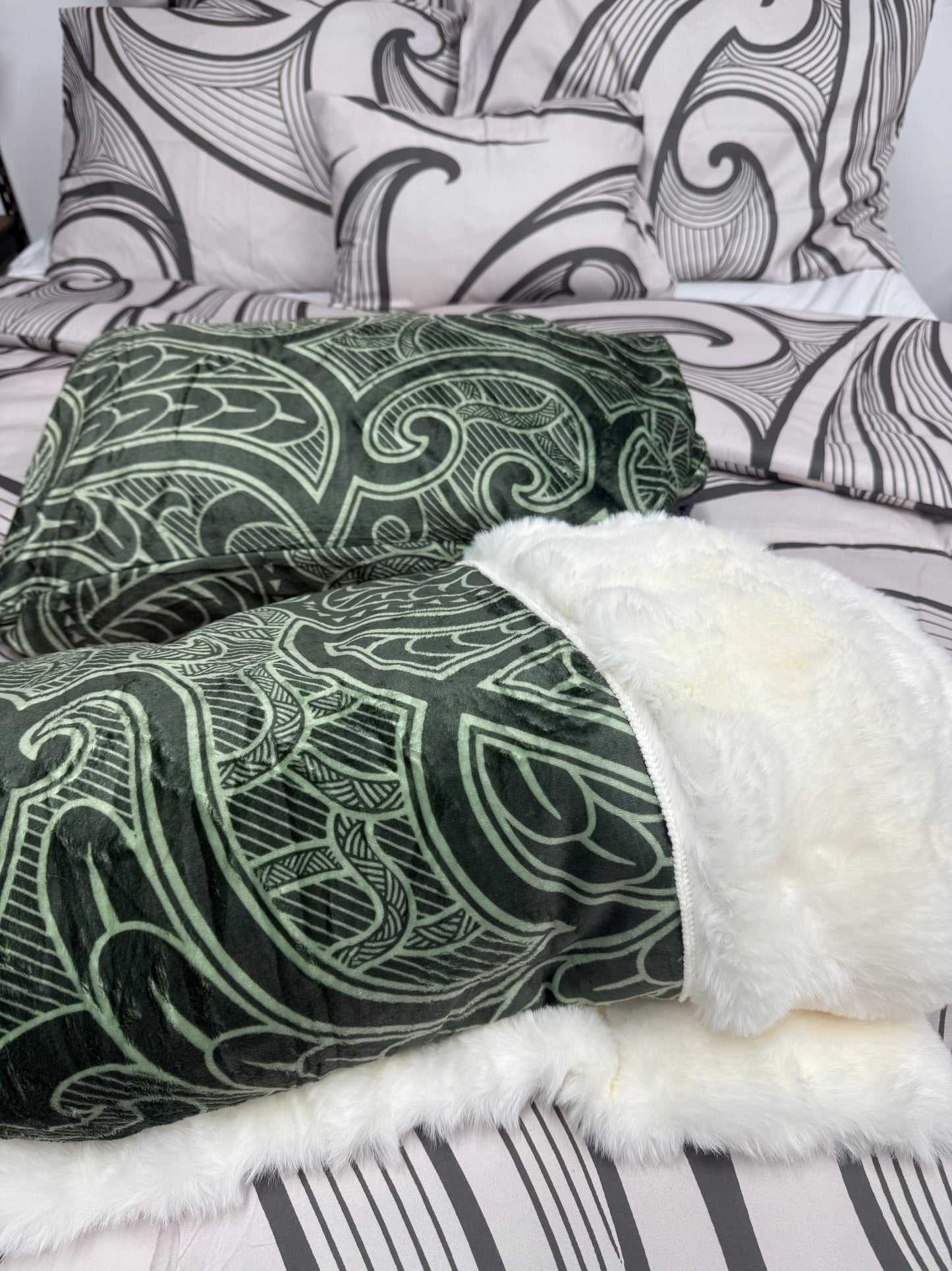 Kids faux fur Blanket & Pillowcase (the background blanket and pillows are not included)