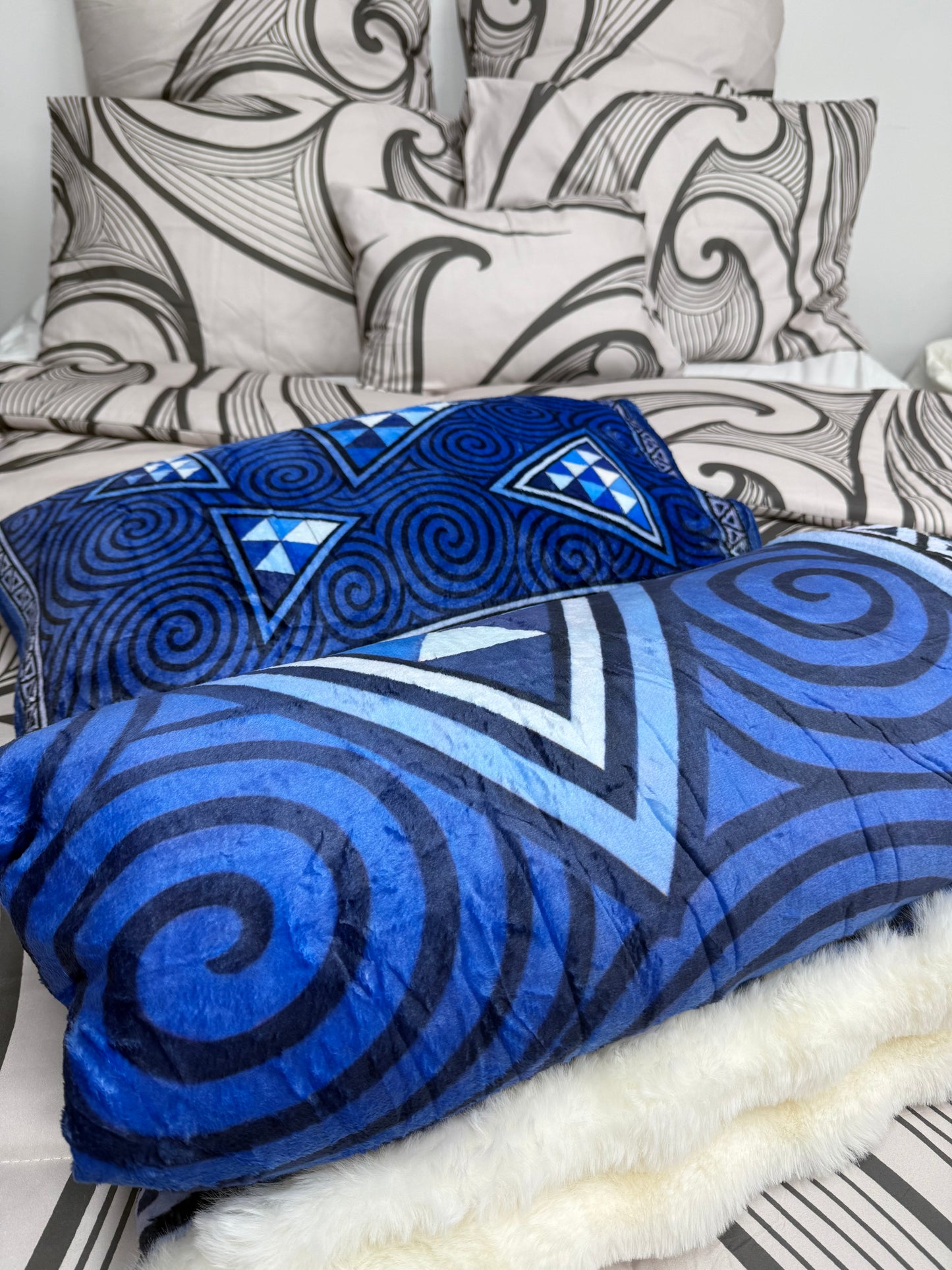 Kids faux fur Blanket & Pillowcase (the background blanket and pillows are not included)